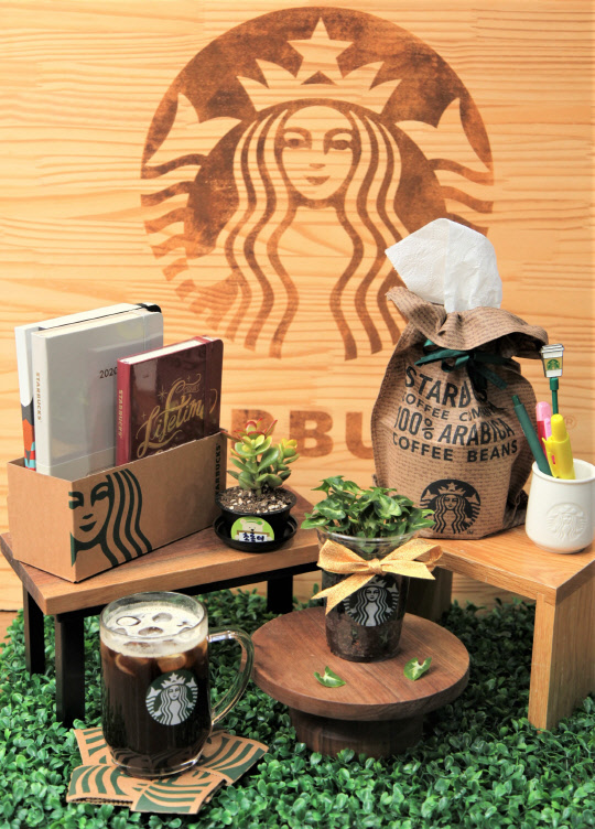 스타벅스커피 코리아가 오는 29일부터 내달 13일까지 환경재단과 함께 SNS를 통해 일상에서 실천 가능한 '새활용' 생활을 고객과 공유하는 '그린홈 만들기 프로젝트'를 전개한다고 28일 밝혔다.<스타벅스커피 코리아 제공>